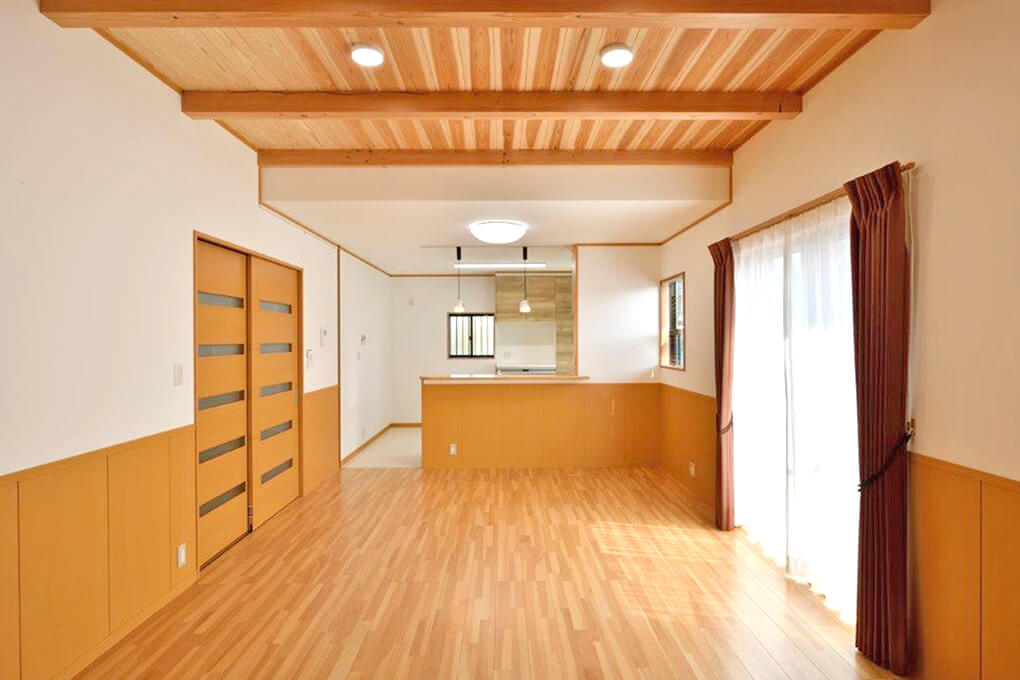 堀上天井にすることで空間が面積以上に広々と感じます。天井へ無垢材を使用したので香りも最高なダイニングキッチンになりました。