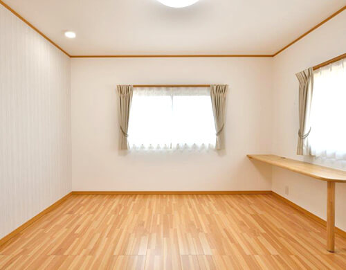 断熱サッシを採用している為、窓も広く非常に明るい洋室に仕上がりました。大工によって造作されたテーブルも部屋にマッチしています。