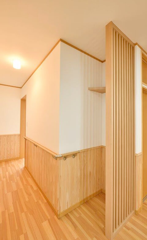 ホールの壁には桧の腰板を採用し、温かみのある空間としてお客様を迎えます。