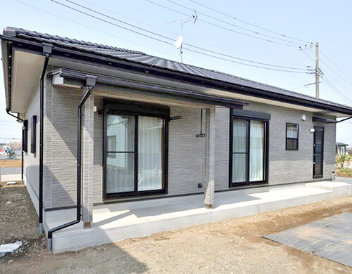 グレー系のサイディングでまとめてスタイリッシュな外観となりました。地震にも強く安心な人気の平屋です。